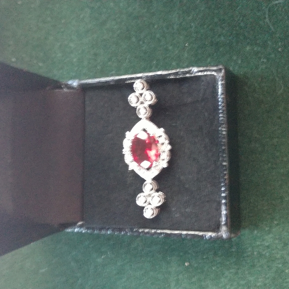 #7 VJ 1980s VINTAGE Platinum Plated asume Simulated Ruby/Garnet Brooch NIB=NWT - Picture 2 of 7